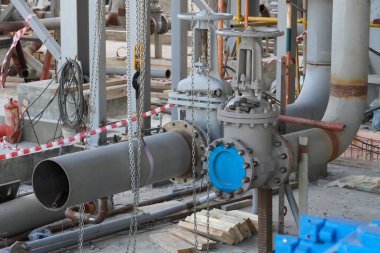 Du200 çelik boru hatlarının elle kaynak yapılması ve bunların petrol ve benzin pompalayan endüstriyel pompaları bağlamak için kurulumu.              