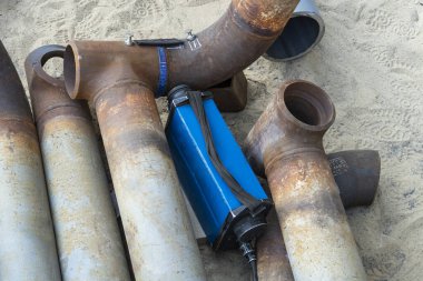 Petrol rafinerisi inşaatındaki ısı tedavisinden sonra DN 150 boru hattının kaynaklı eklemlerinin yıkıcı olmayan testleri. Kaynaklamanın X-ray kontrolü