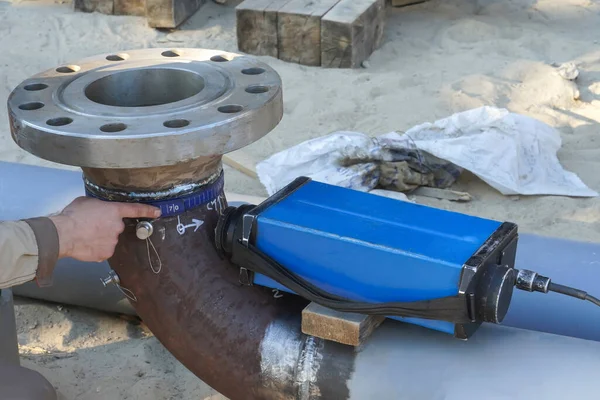 Bir petrol rafinerisi inşaatında Du 200 boru hattının kaynaklı eklemlerinin yıkıcı olmayan testleri. Uzman kaynakların x-ray incelemesi için kaynak gösteriyor.               