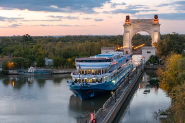 Volgograd, Rusya - 20 Eylül 2019. Turistli bir yolcu gemisi gün batımında adını Lenin 'den alan Volga-Don Nakliye Kanalı' ndan geçiyor. Volga-Don Nakliye Kanalı. Birinci Geçit 'in Kemeri. 