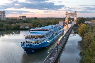 Volgograd, Rusya - 20 Eylül 2019. Turistli bir yolcu gemisi gün batımında adını Lenin 'den alan Volga-Don Nakliye Kanalı' ndan geçiyor. Volga-Don Nakliye Kanalı. Birinci Geçit 'in Kemeri. 