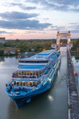 Turistlerle dolu bir yolcu gemisi Lenin 'in adını taşıyan Volga-Don Nakliye Kanalı' ndan geçiyor. Volgograd 'da. Rusya