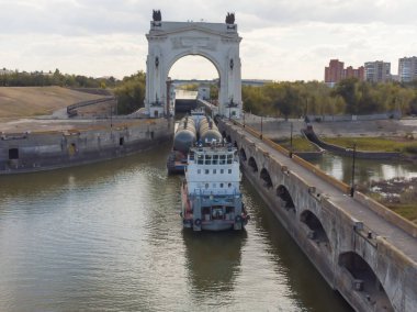 Kargo gemisi, rafineri için deniz yoluyla teknolojik ekipman nakli. Nehir nakliye treni Volga-Don kanalından geçiyor. Volgograd.