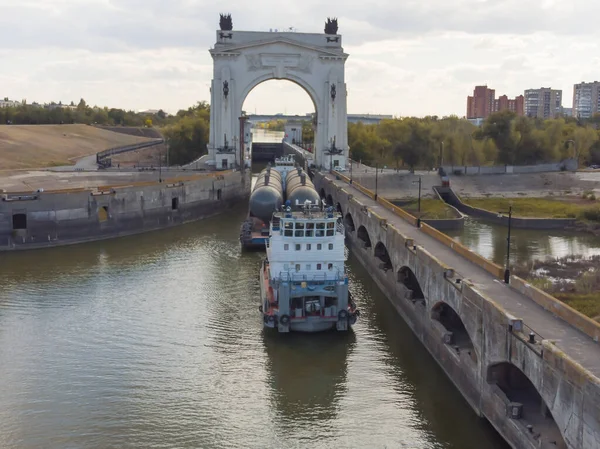 貨物船 水による製油所のための技術機器の貨物輸送 川の貨物列車はヴォルガ ドン運河のロックを通過する ヴォルゴグラード — ストック写真