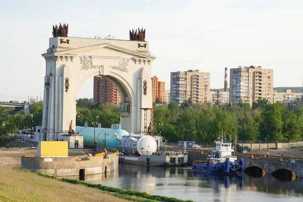 Volgograd Petrol Rafinerisi Için Vasıtasıyla Teknolojik Ekipman Nakli Nehir Yük — Stok fotoğraf