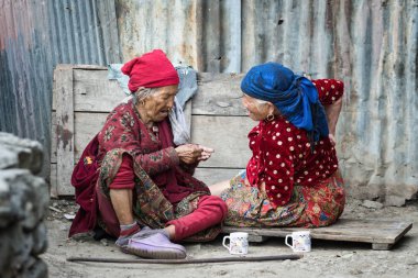 Chame, Nepal - 15 Mart 2016: İki yaşlı bayan Chame, N konuşuyor