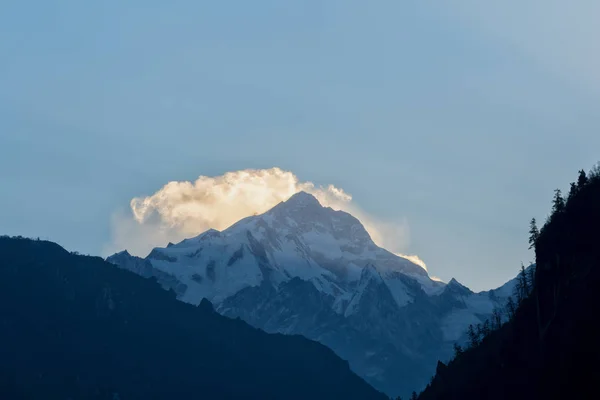 Szczycie Manaslu, widok z Chame, Annapurna obwodu — Zdjęcie stockowe