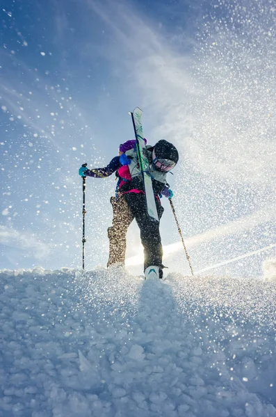 Chica joven con esquís y snowboard — Foto de Stock