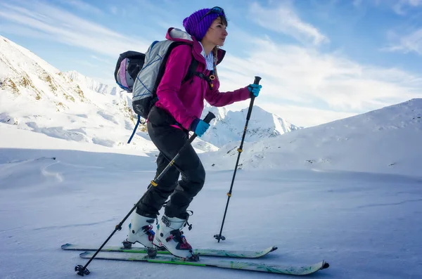 Fokuserad flicka på skidor — Stockfoto