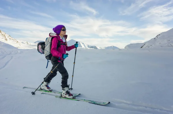 Skidor flicka tar en paus — Stockfoto