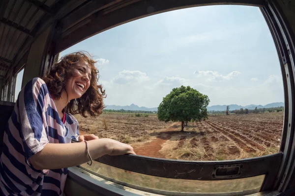 Kız trende gülüyor