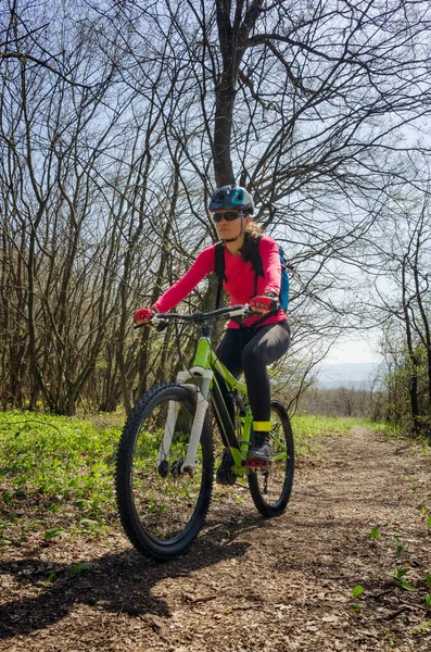 Donna in bicicletta nella foresta — Foto Stock