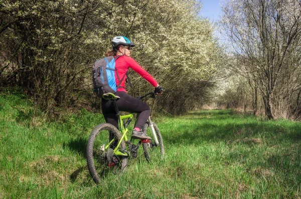 Donna che riposa dopo aver pedalato nella foresta — Foto Stock