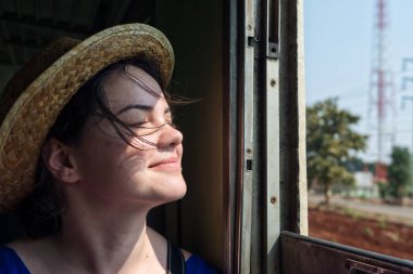 Mutlu kız onun yüzüne rüzgar zevk