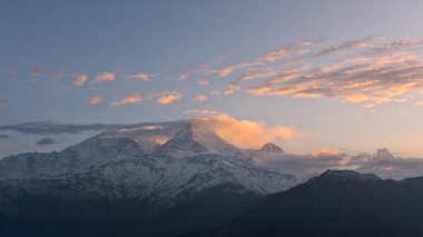 Poon Tepesi'nden Annapurna Güney aralığı görünümünü