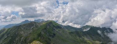 Bulutlu gün batımından sonra yağmur balea Gölü, fagarasi Dağları