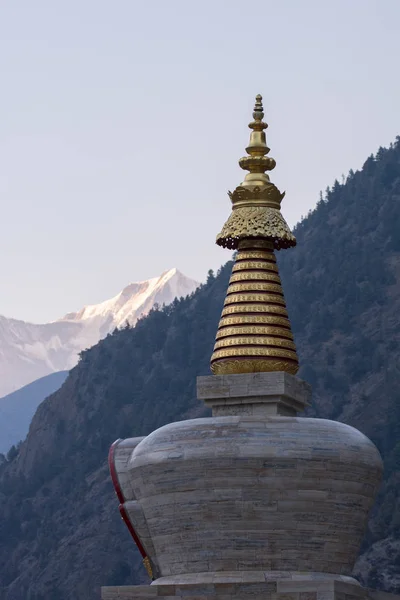 Stupa en el Alto Pisang, en el circuito de Annapurna, nepal, asia — Foto de Stock