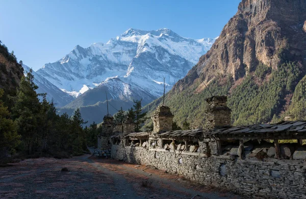 Vista del pico de annapurna II, caminata del circuito de annapurna, nepal — Foto de Stock
