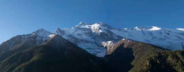 Vista del pico de annapurna II, caminata del circuito de annapurna, nepal — Foto de Stock