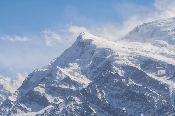 Nevado pico de montaña en el Himalaya — Foto de Stock