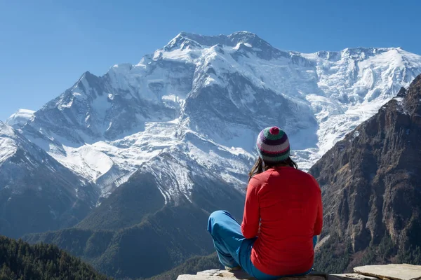 Mädchen mit bunten Kleidern und Mütze, die auf annapurna ii pe schauen — Stockfoto