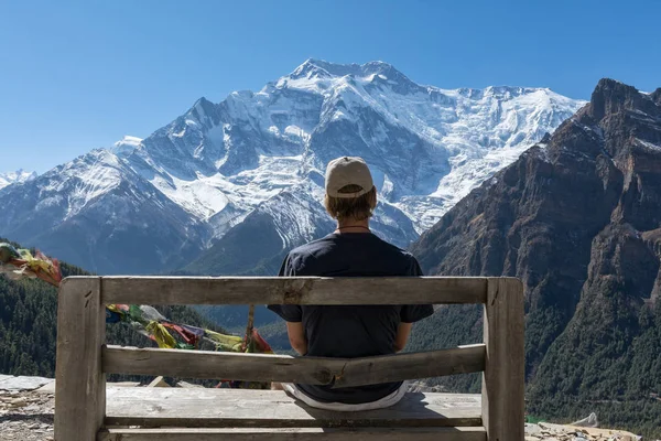 Junge schaut auf annapurna ii peak, Nepal — Stockfoto