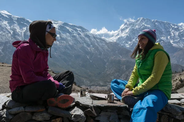 Dos chicas disfrutando de té o café en el circuito de caminata Annapurna, Nepa — Foto de Stock