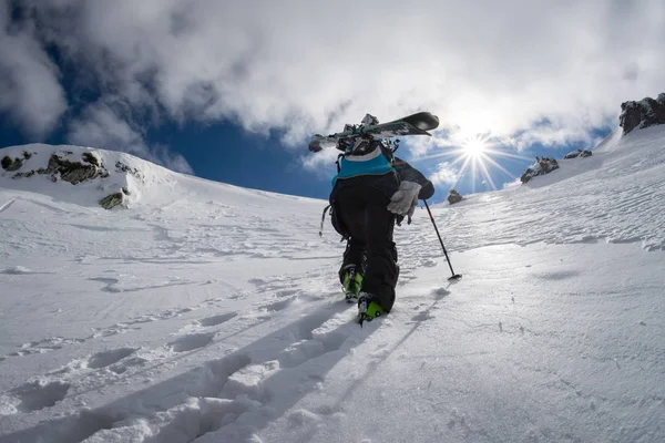 Freerider esquí subir la pendiente — Foto de Stock