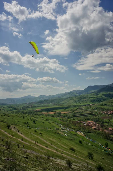 Paragliding nad Rimetea vesnice, Sedmihradsko, Rumunsko — Stock fotografie