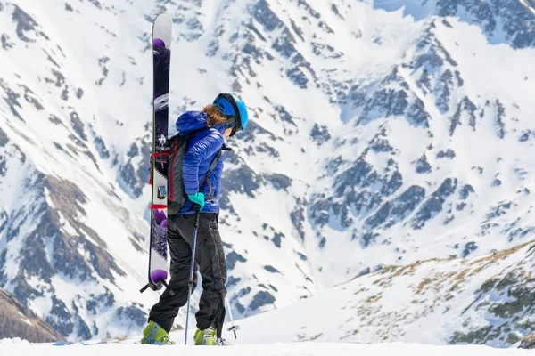 Vrouwelijke skiër lopen en kijken neer — Stockfoto