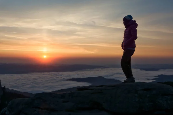 Meisje kijkend naar de zonsondergang — Stockfoto