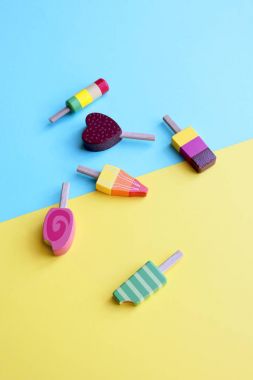 Ahşap sopa ile renkli dondurma