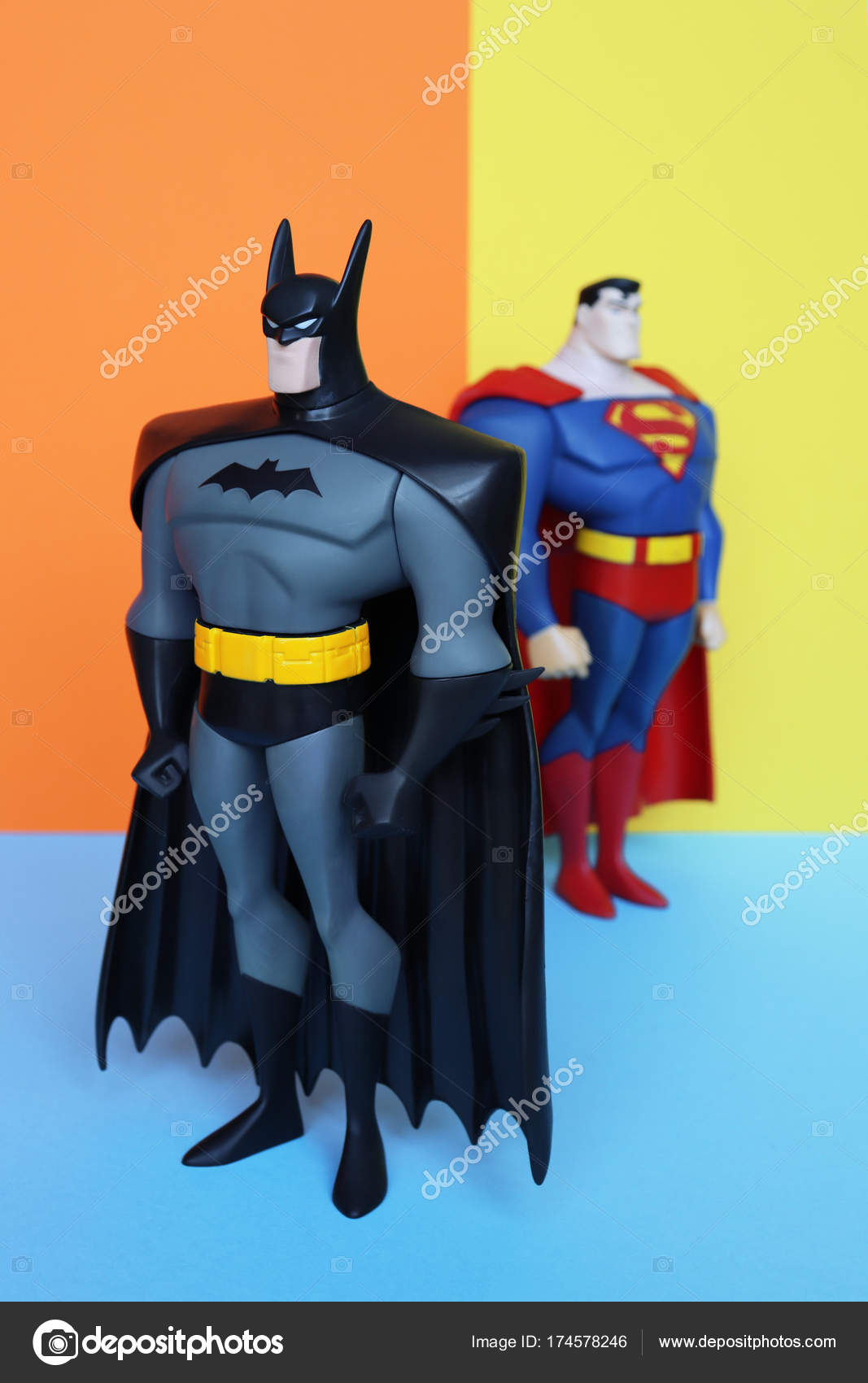 batman and superman figures