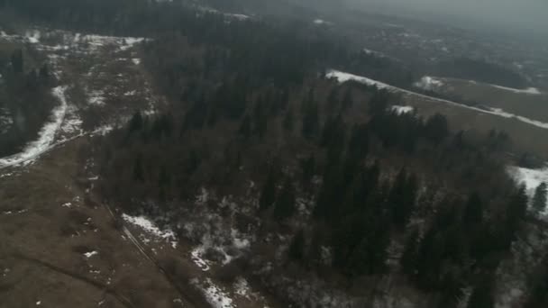 Vue à travers les avions fenêtre sur paysage d'automne — Video