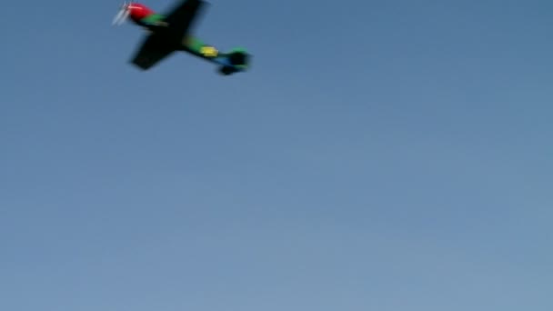 Одномоторный самолет выполняет маневр рулона элерона — стоковое видео