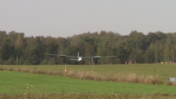 Blick auf die Landung eines Segelflugzeugs auf dem Flugplatz — Stockvideo