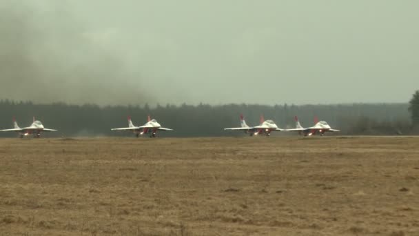滑走路を離陸ジェット戦闘機のグループ — ストック動画