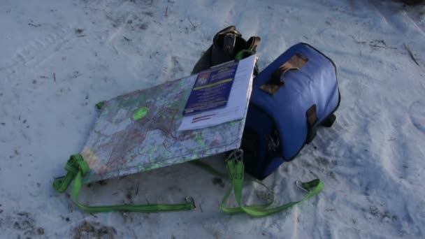 Обладнання для повітряної кулі, що лежить на снігу — стокове відео