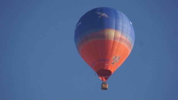 Afbeelding van blauwe en rode hete lucht ballonvaren, close-up — Stockvideo