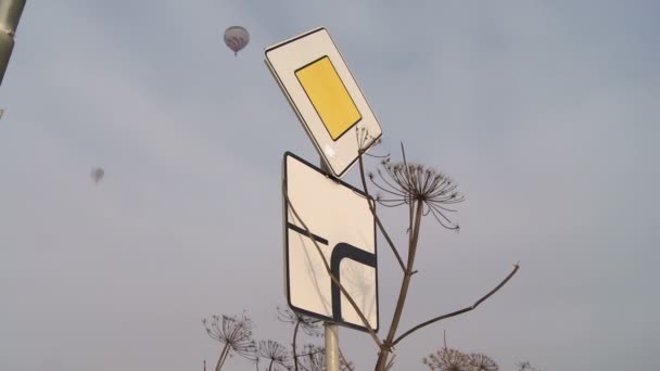 Trafik işaretleri üzerinde uçan sıcak hava balonları — Stok video