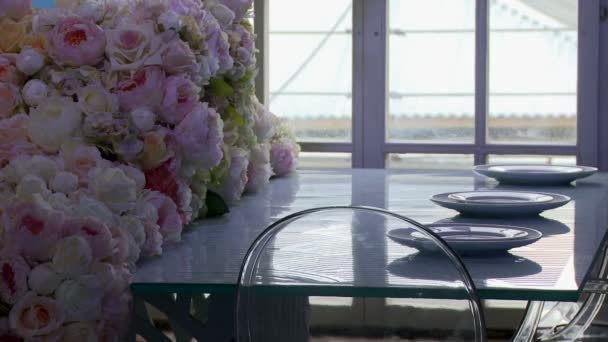 Esküvői asztal, zár-megjelöl a gyertyát — Stock videók