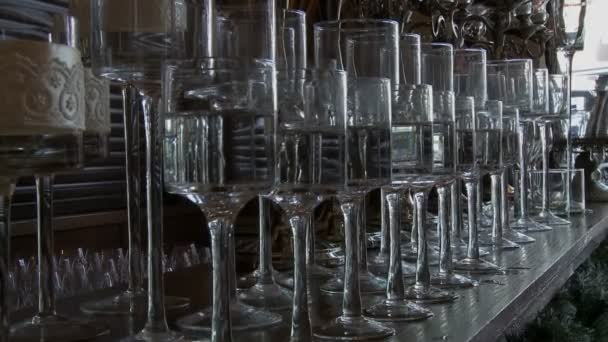 Verschillende grote glazen vazen gevuld met water — Stockvideo
