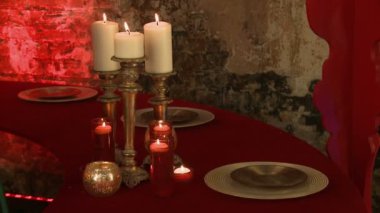 Çatı katı tarzında restoranında sunulan tablo görünümünü