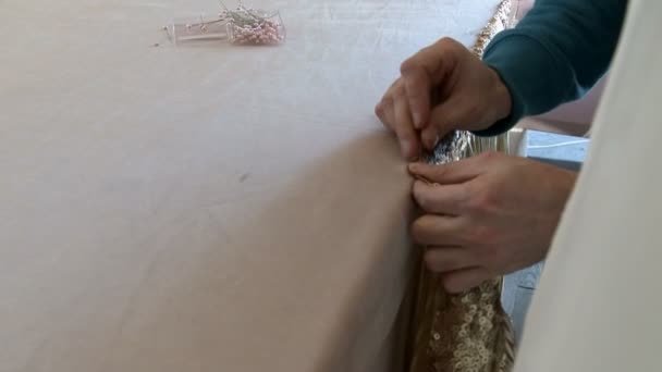 Decorador adorna mesa con tela brillante — Vídeo de stock