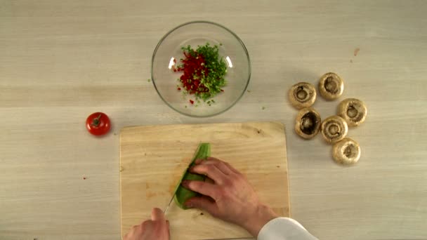 Vaření potravin. Pohled shora šéfkuchaře škrty avokádo — Stock video