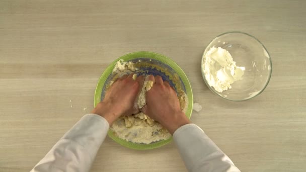 Vue à la première personne de la pâte à pétrir chef — Video