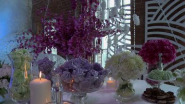 Şık bir şekilde dekore edilmiş tatlı tablo görünümünü