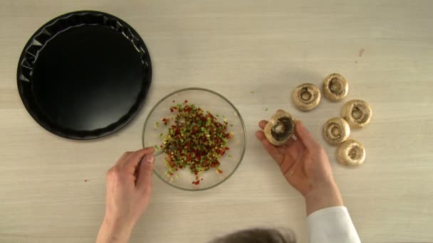 Κάτοψη του σεφ αναμιγνύει γέμιση σε γυάλινο μπολ — Αρχείο Βίντεο
