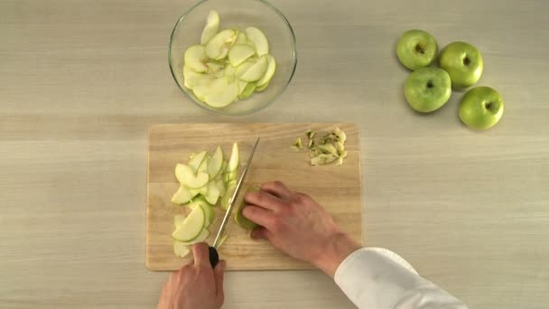 Apple snijden voor het bakken. — Stockvideo