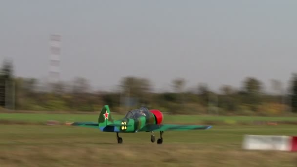 Vista de aviões voar sobre aeródromo — Vídeo de Stock